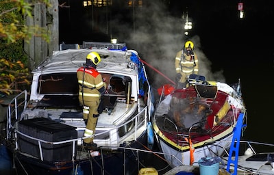 Aangemeerde boot brandt uit in Den Bosch, hitte beschadigt ook vaartuig ernaast
