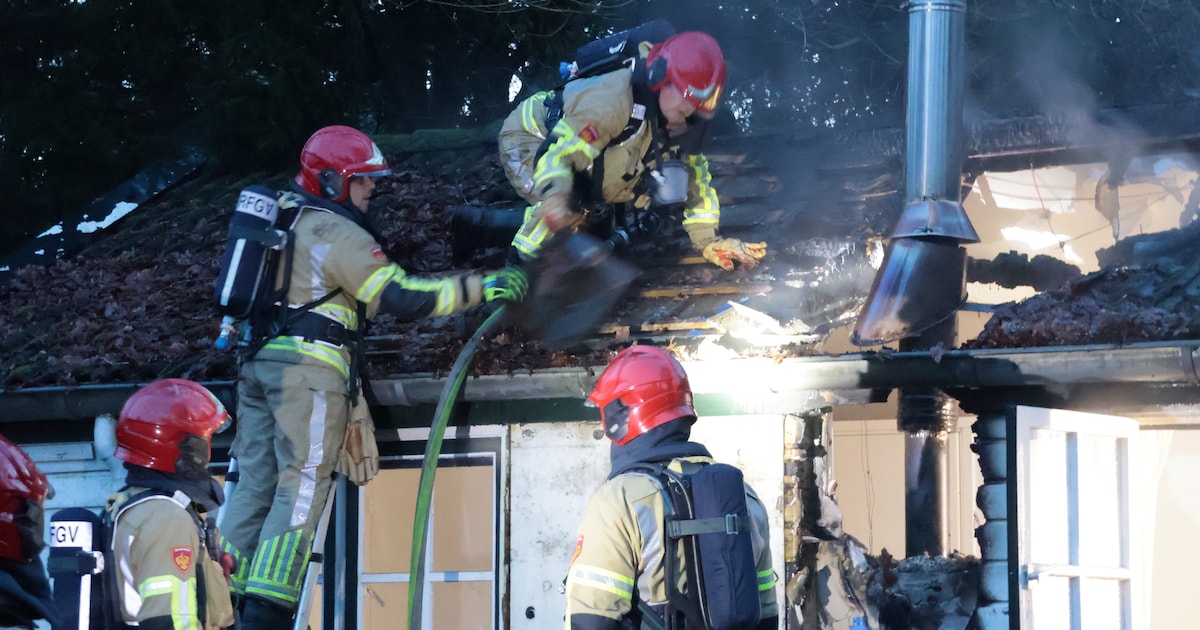 Veel schade in Blaricum door brand in chalet, open haard is boosdoener