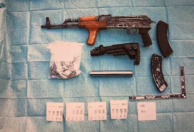 Fransman (26) bij Prinsenbeek betrapt met verzameling wapens: moet mogelijk acht jaar de cel in