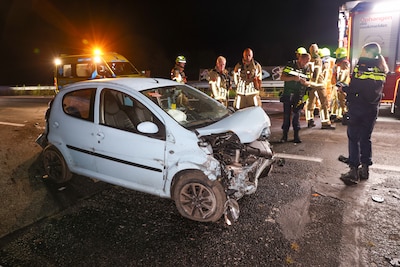 Automobilist uit Ede ontsnapt op A30 aan zware crash nadat vrachtwagen zijn kapotte auto vol raakt