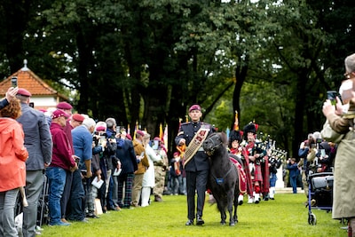 LIVE Airborne Herdenking 2026 | Herdenking in Oosterbeek druk bezocht • Ook Geoff Roberts (101), ‘de