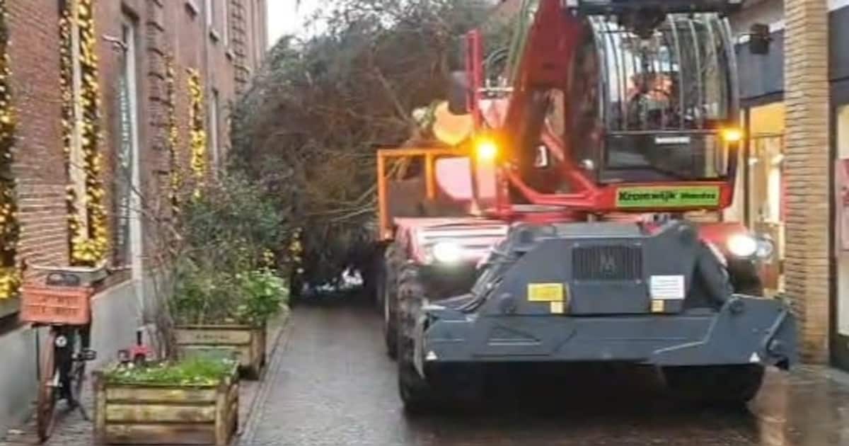 't Ken net! Meterslange kerstboom wurmt zich door de binnenstad