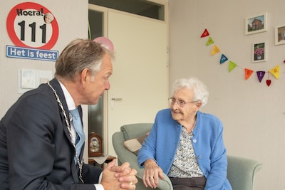 Feest in Baarn: Jaan Hartog, de op een na oudste inwoner van Nederland is jarig en blaast 111 kaarsjes uit