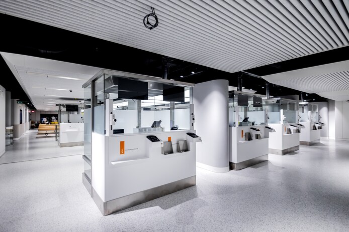 De douane bij de UK Terminal op Amsterdam Centraal Station. Vanuit de Eurostar-terminal kunnen treinreizigers weer rechtstreeks van Amsterdam naar Londen reizen.