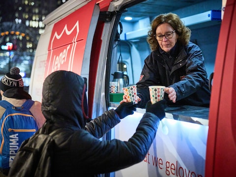 Daklozen krijgen onder meer soep aangeboden vanuit de soepbus. Foto ter illustratie.