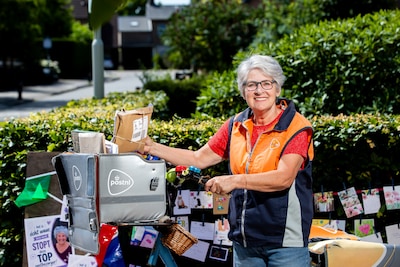 Postbezorger Monique (59) stopt er na elf jaar mee, en ze neemt op bijzondere wijze afscheid van ‘ha