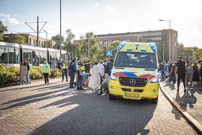 Cậu bé (6) tông vào ngựa vằn băng qua ở Rotterdam-IJsselmonde: người lái xe ô tô tiếp tục | 112 tin Rotterdam | AD.nl