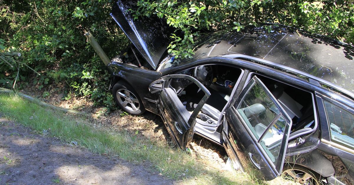 Auto belandt in berm na botsing op Houtsberg in Nederweert-Eind
