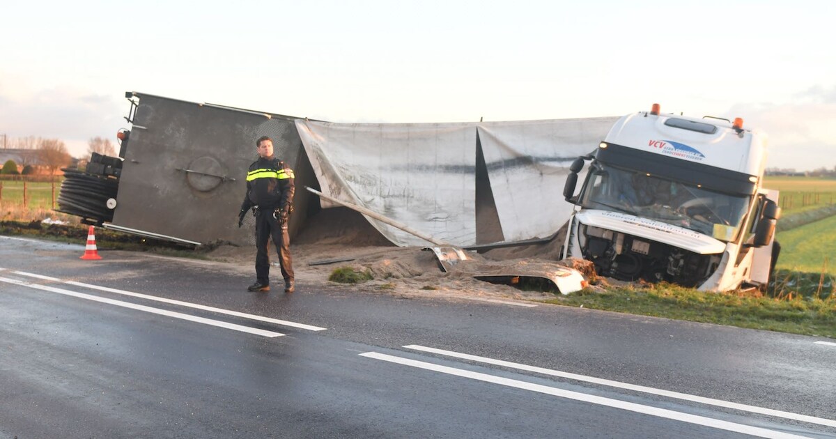 Voertuigen raken van de weg door gladheid; N231 hele dag afgesloten