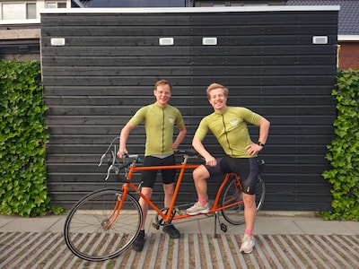 Wat begon als grap, eindigt in een tandem-avontuur: Koen en Daan doen mee aan de Westland Ride