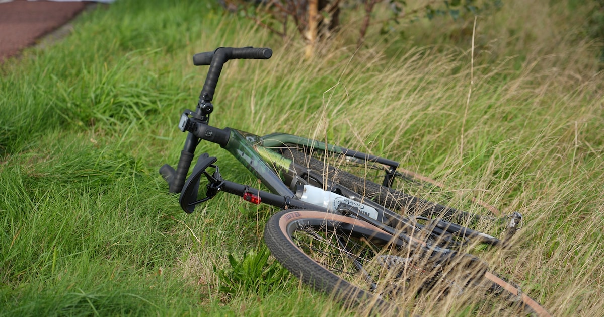 Twee fietsers botsen in Molenschot, man zwaargewond