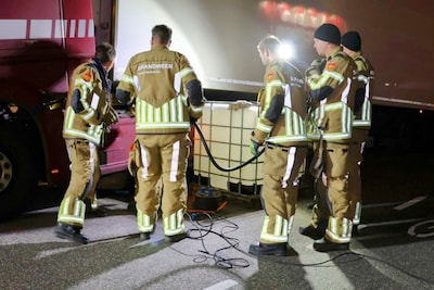 Brandstoftank lek nadat vrachtwagen betonnen paal raakt in Tiel