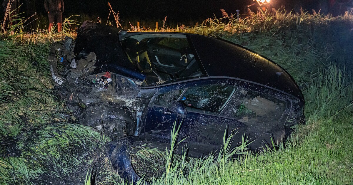 Auto belandt in sloot bij Wetsens, bestuurder ongedeerd