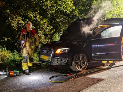 Auto vliegt tijdens het rijden in brand in Helmond, inzittenden op tijd uit voertuig