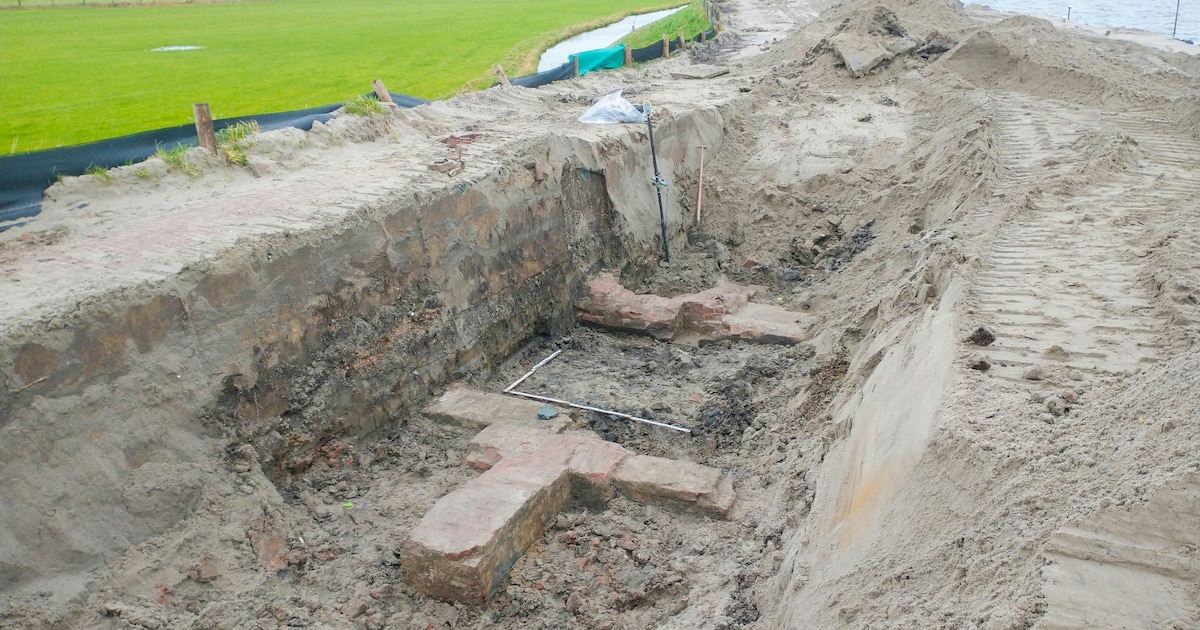 Historische sluis gevonden bij dijkwerkzaamheden op Marken