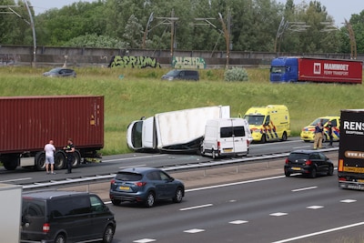 A15 dicht na botsing tussen bestelbus en vrachtwagen bij Wadenoijen