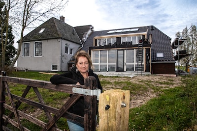 Achter de IJsselboerderij van Sylvia staan nu moderne zorgstudio’s