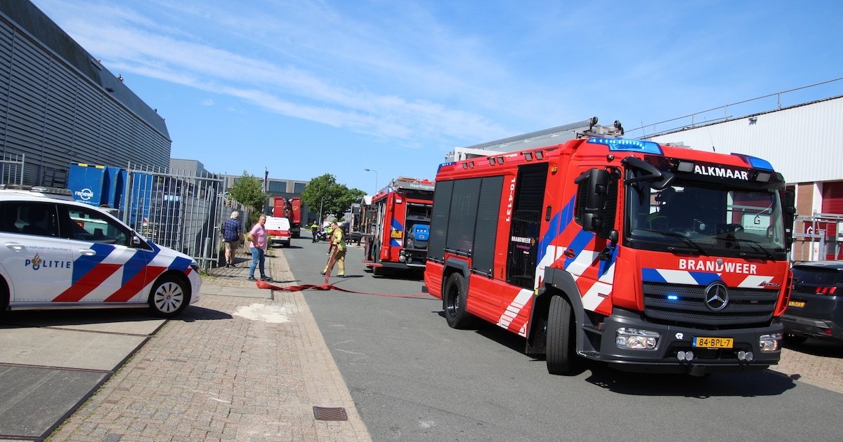 Brand op dak van bedrijfspand aan de Grotendorst in Broek op Langedijk