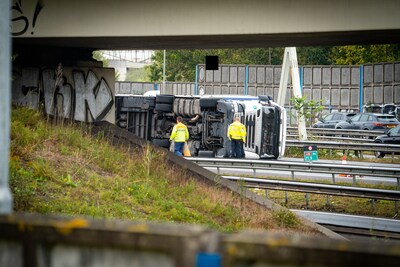 A16 nog uren dicht door gekantelde vrachtwagen bij Rotterdam-Feijenoord