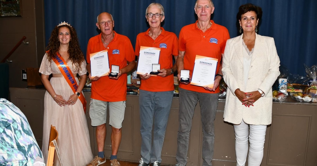 Rein (76) beloond voor 55 jaar bij Aarlanderveens oranjecomité