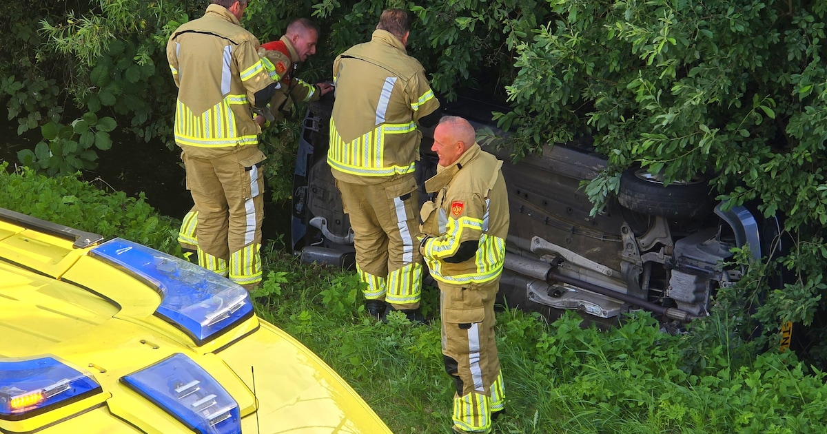 Auto belandt op zijkant in sloot bij Katwijk, inzittenden geholpen door omstanders