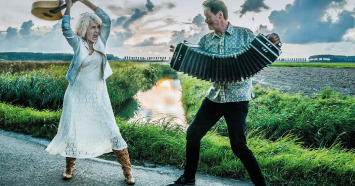 Leonie Jansen en Carel Kraayenhof spelen show 'Melancholie in de Polder 2' in Theater in Haastrecht