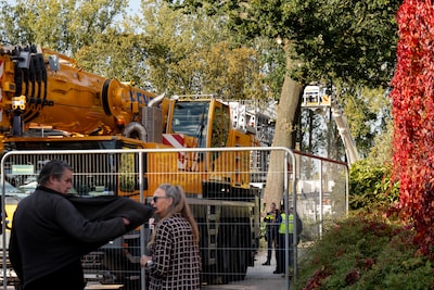Buurt is verrast, na alle ophef start kap van Waalwijkse zomereik: ‘Het is een ordinaire machtsstrij