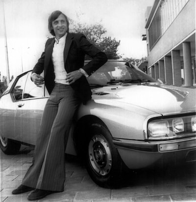 De auto van Johan Cruijff stond gewoon stof te vangen in een garage: nu is hij blikvanger in Den Haa