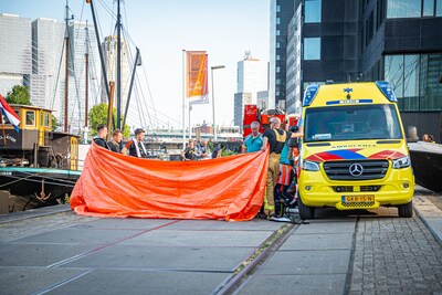 Man overlijdt, nadat hij te water raakt bij de Leuvehaven in Rotterdam
