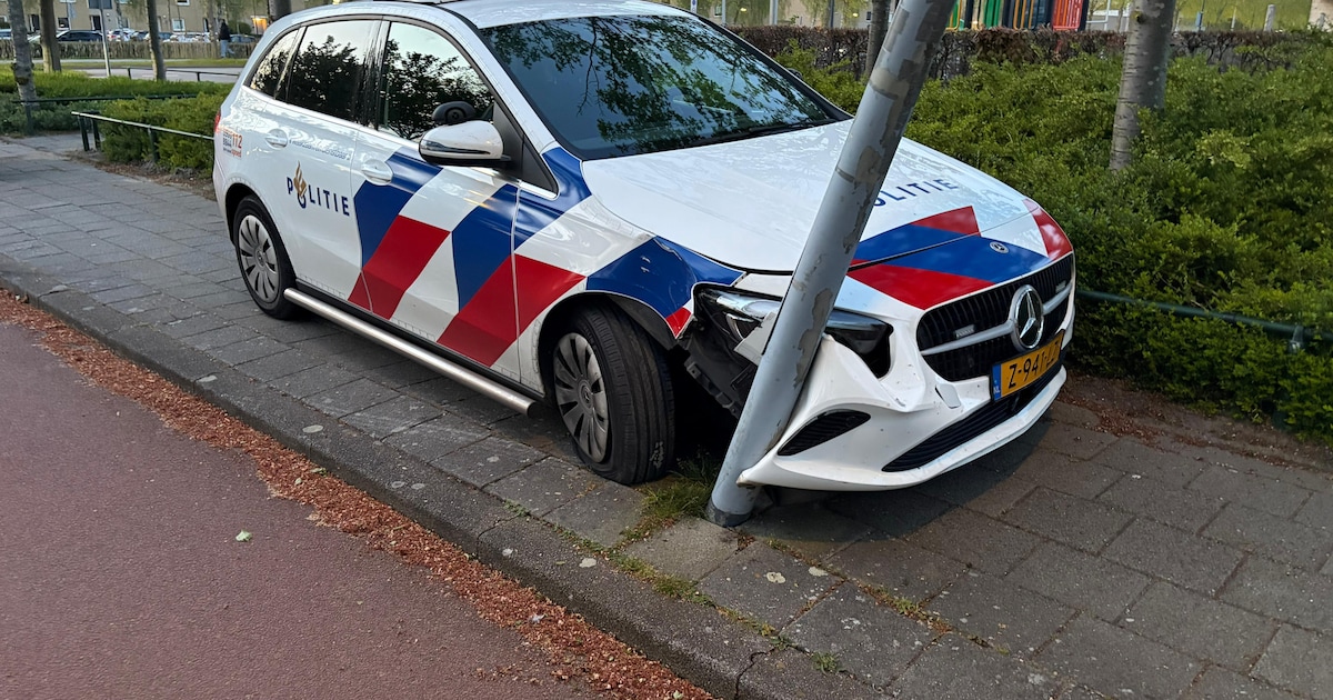 Politieauto botst tegen lantaarnpaal in Hoofddorp