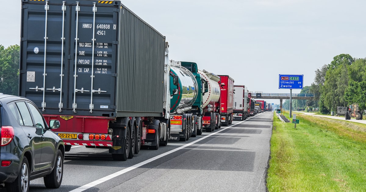 Kapotte vrachtauto op A28 zorgt voor fikse file en oponthoud tussen Meppel en Zwolle