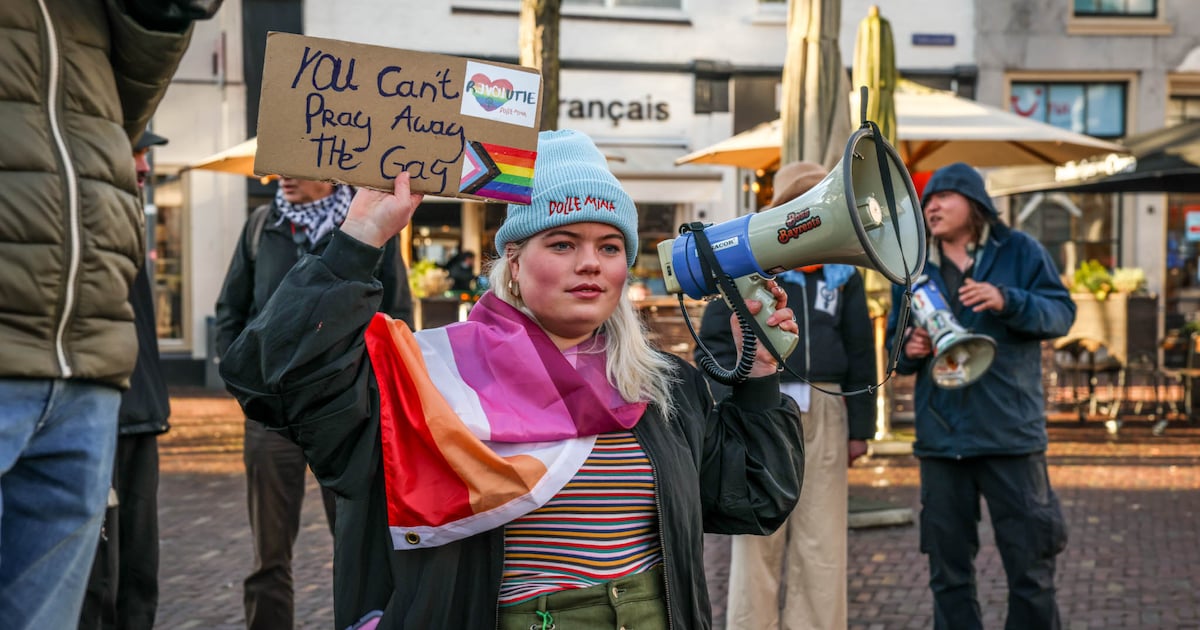 Aanhangers gebedsgenezer Tom de Wal en activisten botsen: ‘Oordelen hoe iemand is, hoort niet bij Am