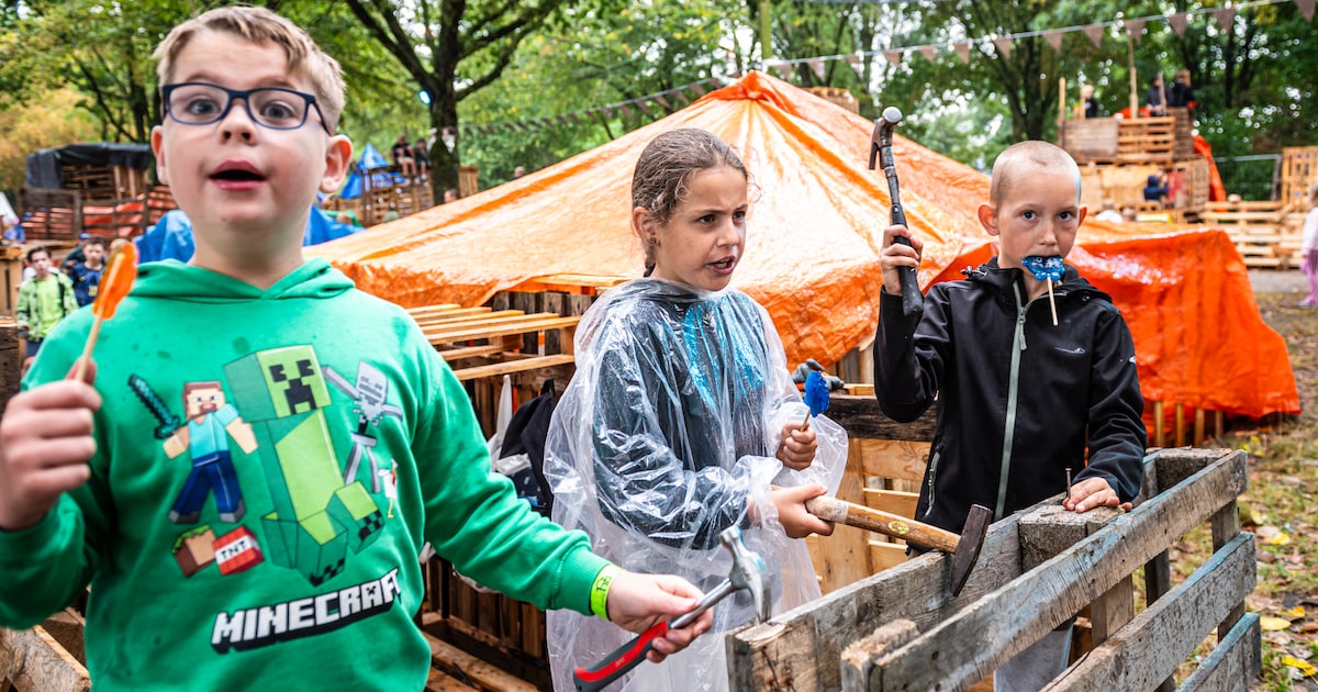 Hele zomer mooi weer en dan begint Huttenbouwweek met regen: Feline en Resa laten zich niet tegenhou