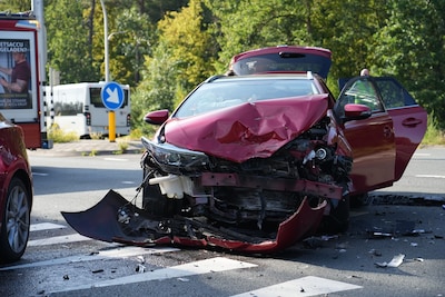 Politie onderzoekt aanrijding in Tilburg: vrouw mogelijk onder invloed, kind in haar auto raakt gewo