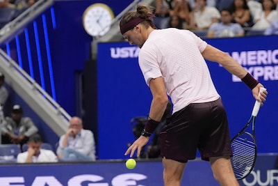 US Open-finalist Zverev onder vuur: ‘Iedere keer wanneer ik klaarsta voor een opslag, stuitert hij nog 12 keer’