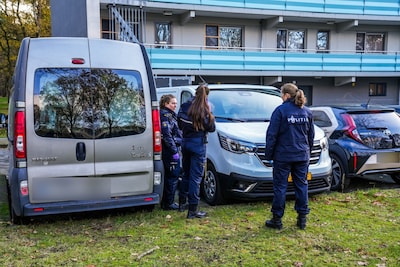 Politie onderzoekt inbraak en beschieting van bestelbus in Geldrop: zeker een gat in de zijkant