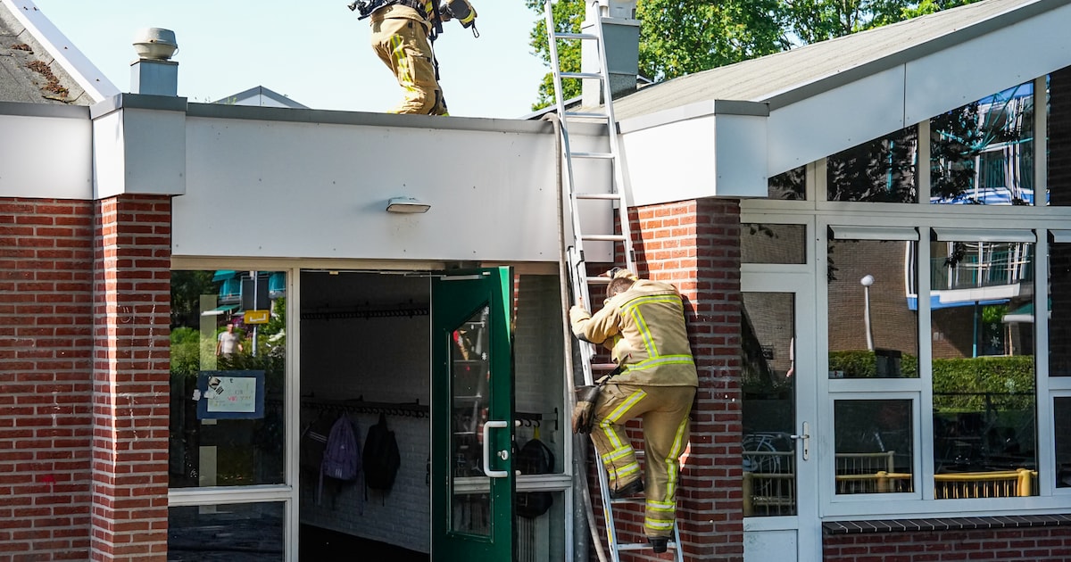 Basisschool aan Derksweg in Klazienaveen ontruimd vanwege brand op het dak