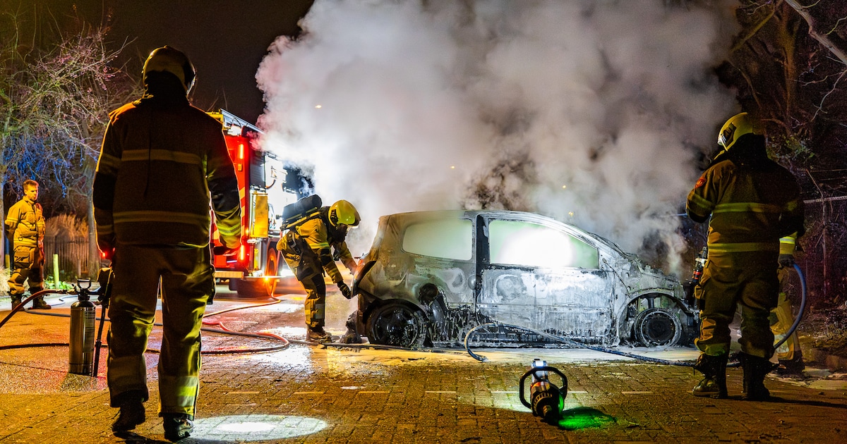 Auto brandt volledig uit in Heesch: voertuig staat bij aankomst brandweer al in lichterlaaie
