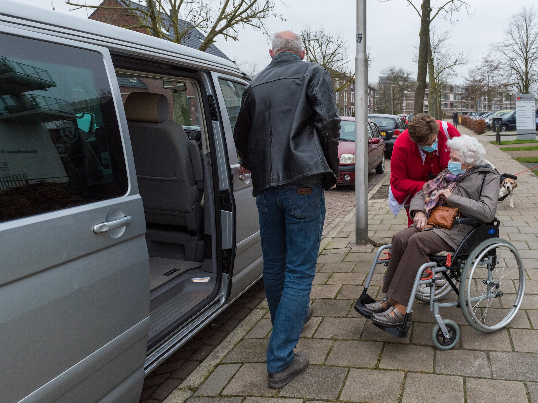 Eindhovense mevrouw Kuijpers (93) gaat zaterdag met haar zoon Peter op weg naar Veghel voor een coronaprik