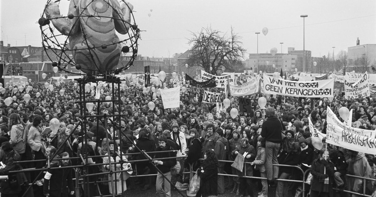 Oude beelden: 40.000 demonstranten tegen kernenergie in Almelo