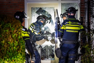 Politie omsingelt woning in Valkenswaard en forceert voordeur nadat bewoner lange tijd niet reageert