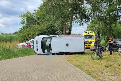 Bestelbus belandt op zijn kant na botsing tegen boom in Rhenen