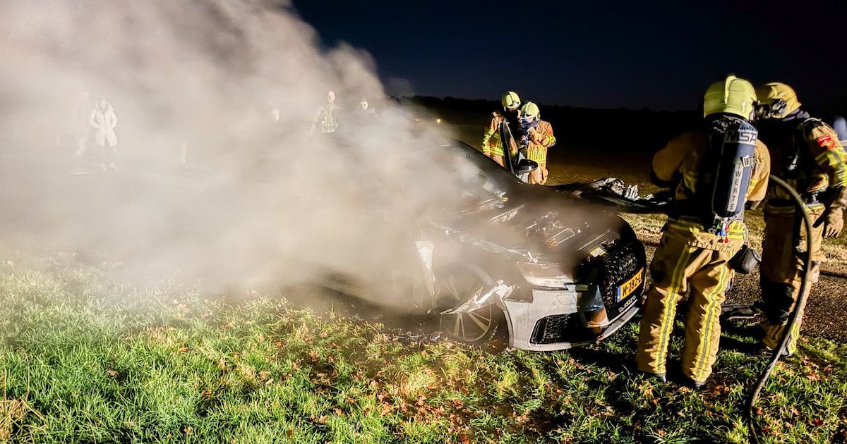 Auto volledig uitgebrand op Kattenstaartweg in Haaksbergen