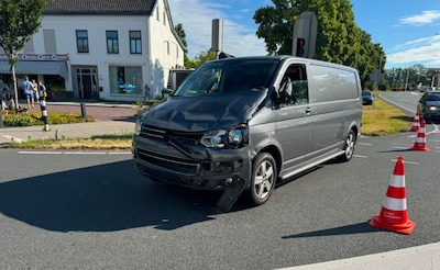 Bestelbus botst op twee auto’s in Beek en Donk, bestuurder onder invloed aangehouden