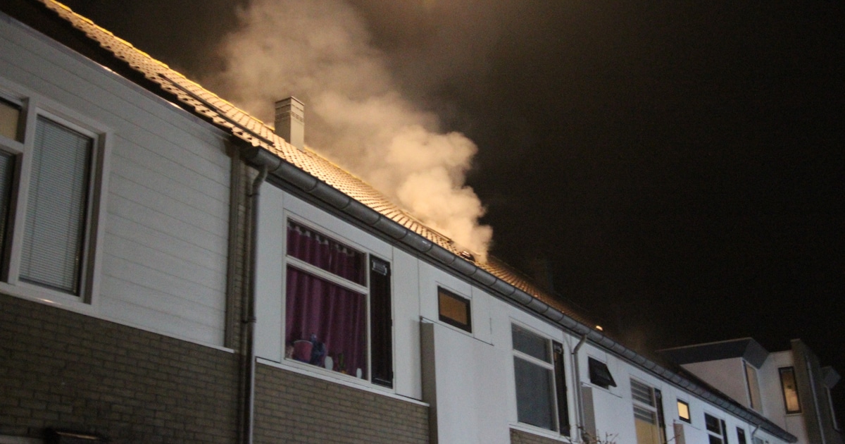 Rook uit het dakraam bij brand in Vogelzangstraat in Heerhugowaard