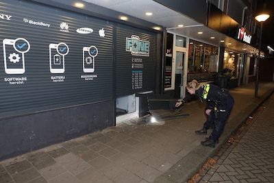 Man breekt in bij telefoonwinkel in Waalwijk, omwonenden worden wakker van harde klap