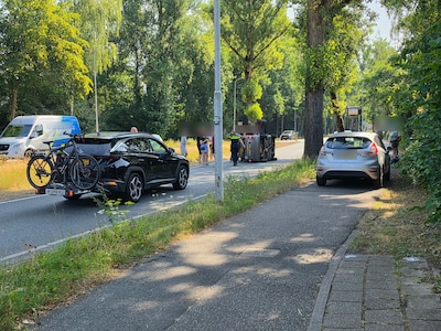 Auto belandt op zijn kant op Nijenoord Allee in Wageningen