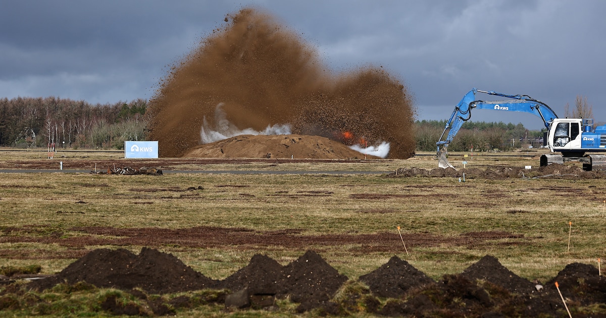 ‘Ze hebben geluk gehad’: zware WO2-bom vlak naast startbaan vliegbasis na 80 jaar pas onschadelijk