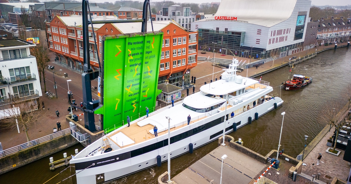 Megajacht met glazen jacuzzi vaart door binnenstad Alphen