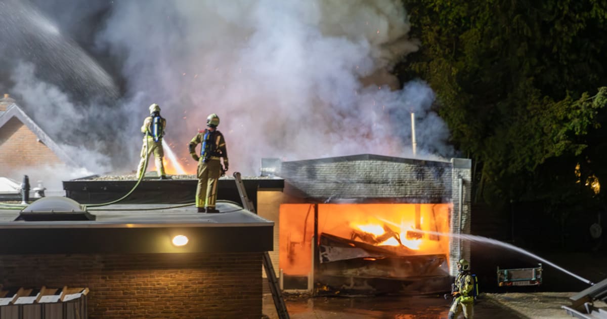 Grote brand in Soest legt werkplaats en bergingen in as